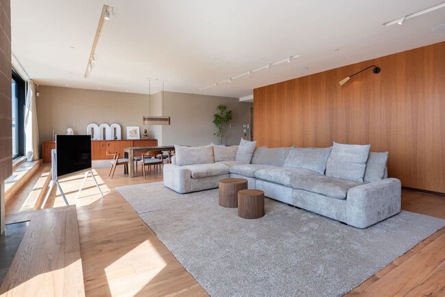 Building Photo - 6580 Rue St-Hubert Unit SI ID1520408P