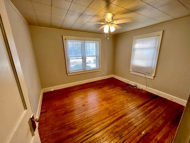 Dormitorio delantero - 806 E 9th St