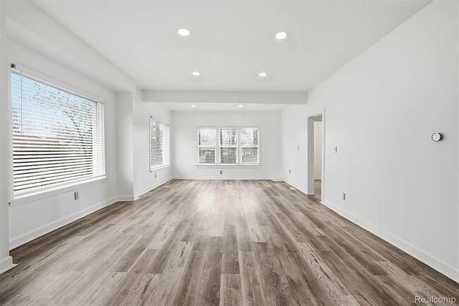 Photo - 725 Lakewood St