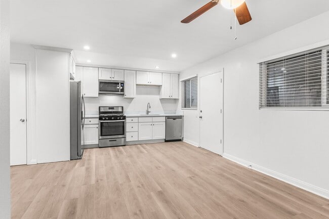 Photo - 3032 E 7th St Unidad 3032-01