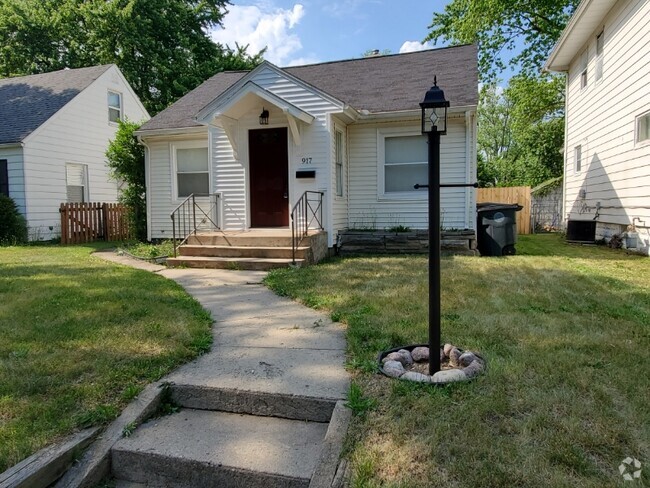 Building Photo - 917 Altgeld St Rental