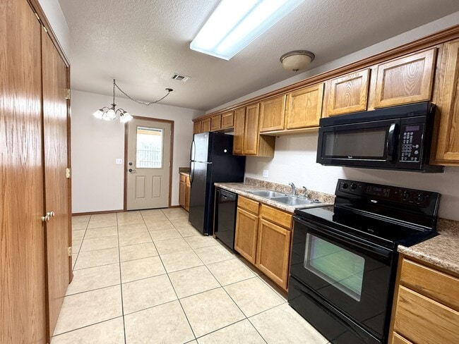 Photo - 2202 Lakeview Dr