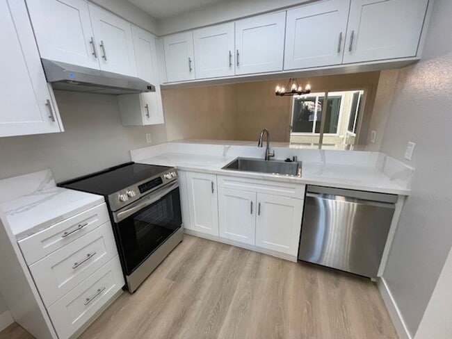 Building Photo - Thousand Oaks Totally Remodeled 3 Bed 2 Full Bath