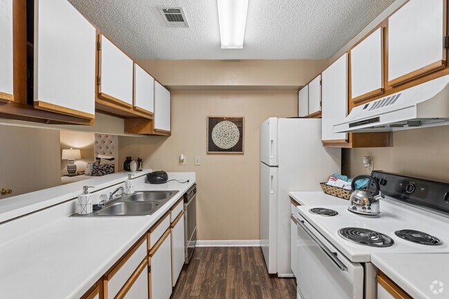 2BR, 2BA - 1,005SF - Kitchen - Arbor Crossing