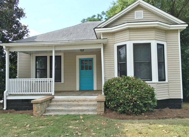 Building Photo - Three Bedroom Pre-Leasing- Carr St.