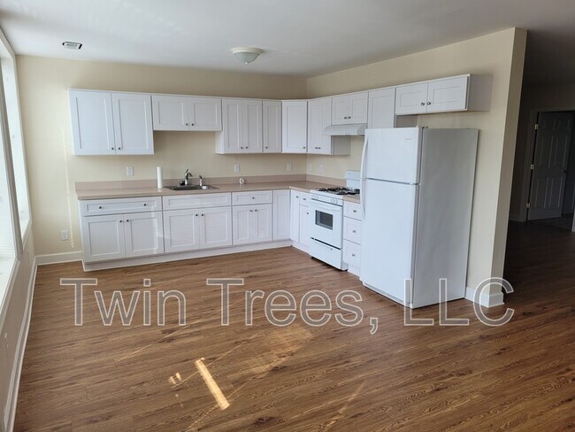 Building Photo - 5939 King St Rental