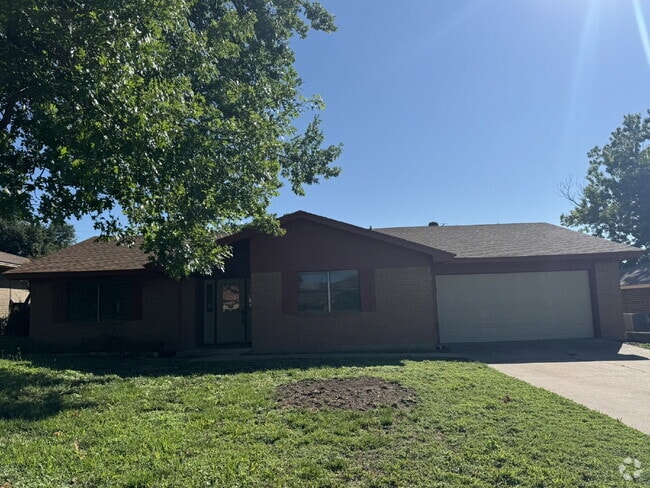 Building Photo - Lovely 3 bedroom 2 bath in desirable neigh... Rental