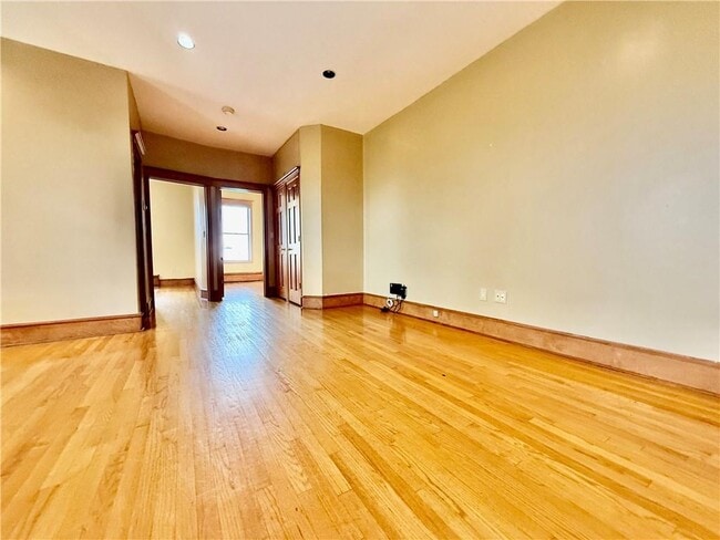 Building Photo - 6922 12th Ave Unit 3R