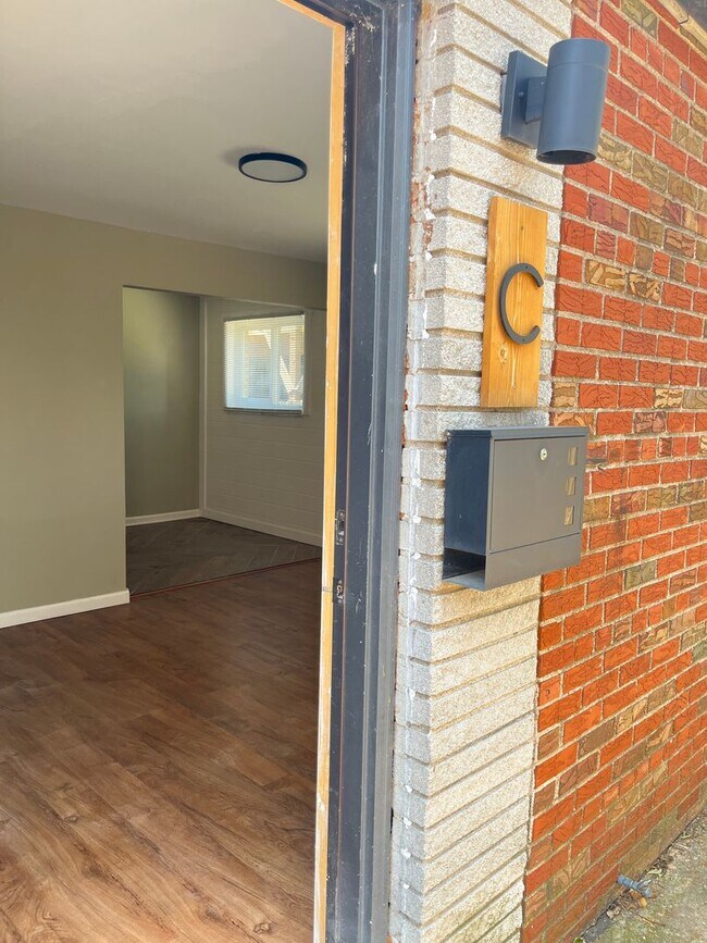 Building Photo - 2861 Ohio Ave Unit C Rental