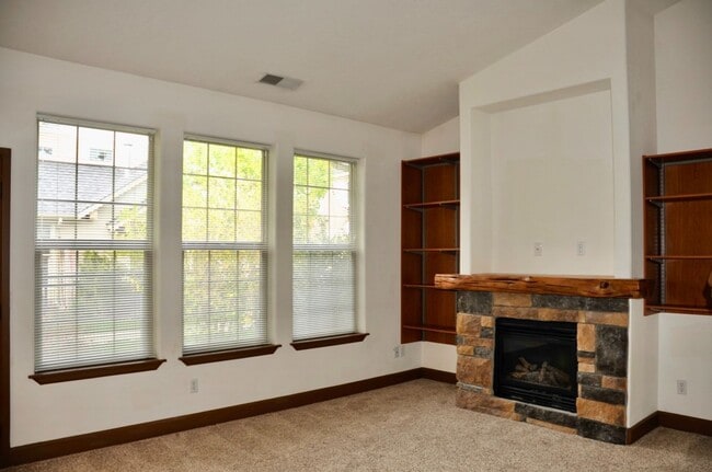 Photo - 3 bed 2.5 bath Townhome with A/C & gas fireplace