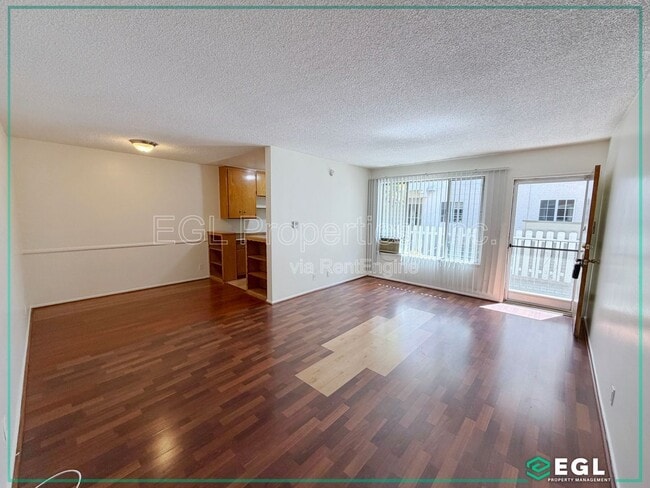 Building Photo - 1755 N Kenmore Ave Unit 3