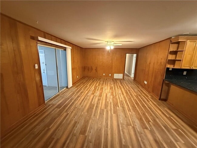 Photo - 505 Newport Dr W