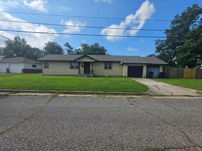 Building Photo - 2 Bed, 1 Bath Home in Shawnee!