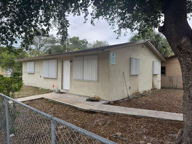 Building Photo - 2500 NW 9th Ct
