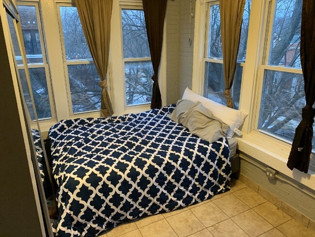 Building Photo - 1303 W Pratt Blvd Unit 3W