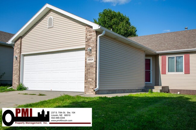 Building Photo - 3 Bedroom and 3 Bathroom Duplex. Available... Rental