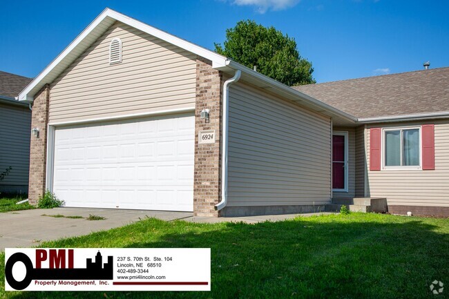 Building Photo - 3 Bedroom and 3 Bathroom Duplex. Available... Rental