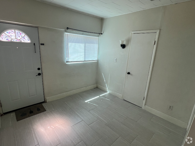 Building Photo - 1005 Vine St Rental
