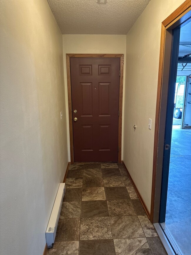 Photo - 210 10th St W