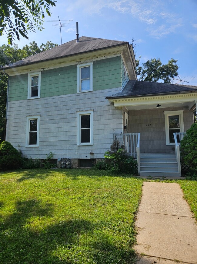 Building Photo - 227 4th St NE Unit 227 4th Street NE
