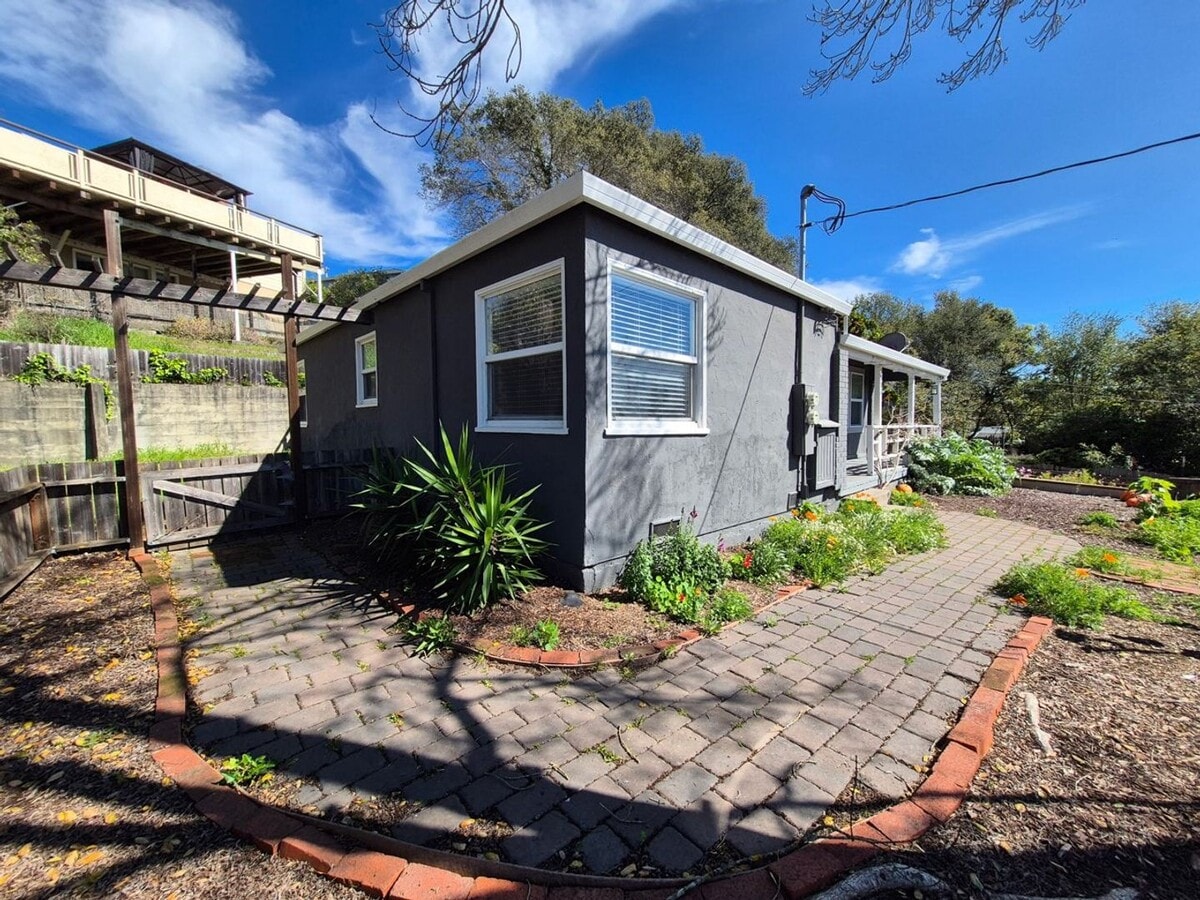 951 Danebeck Ave - 951 Danebeck Ave