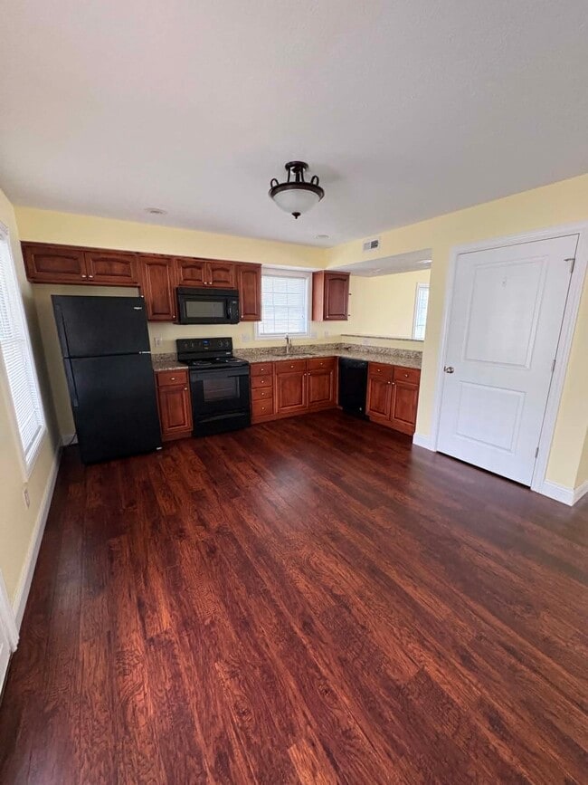 Kitchen - 1752 W Countryside Ln