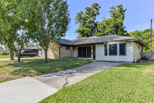 Building Photo - 222 Linda St