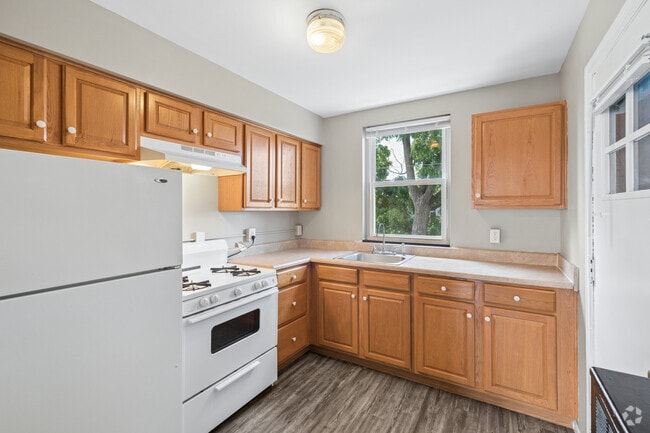 Updated 1BR, 1BA - 600SF - Kitchen - Knoxville Manor