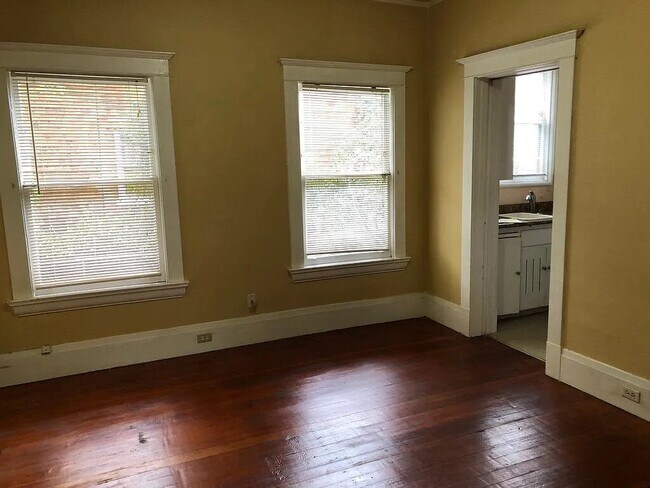 Studio - 2718 Dana St Unit 2