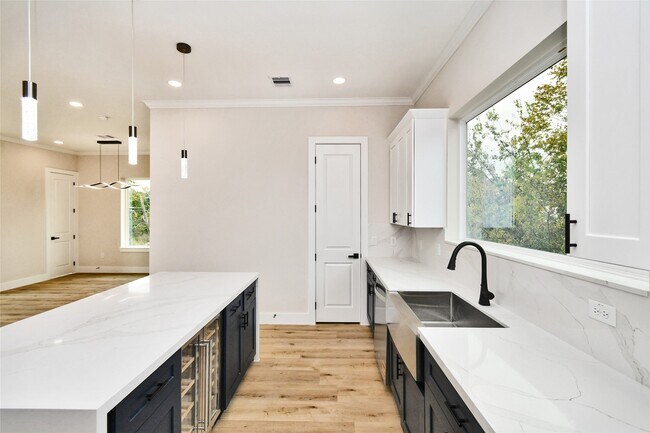 Photo - 3233 Tuam St