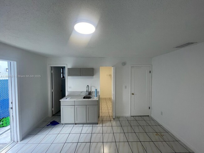 Building Photo - 1717 NW 16th St Unit B Rental