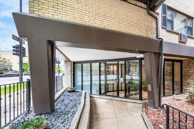 Entrada - Sheridan Terrace - 6725 N Sheridan Rd