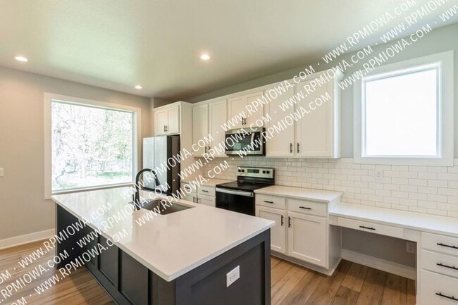 Photo - 10009 Powell Ave