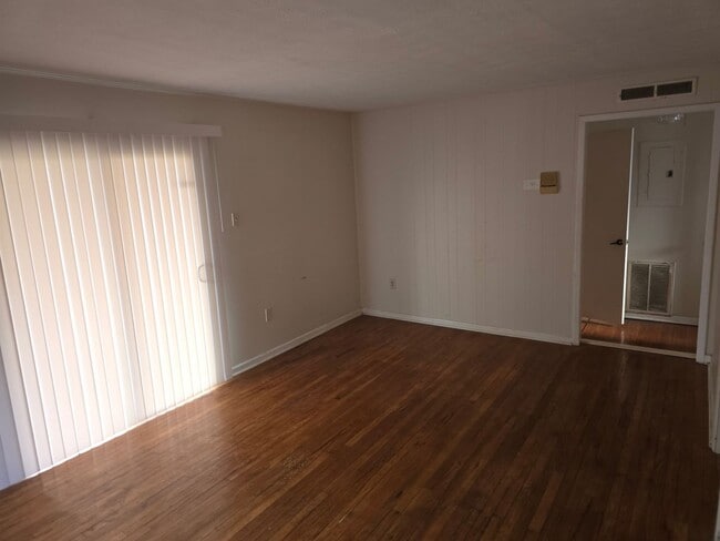 Photo - Oak Ridge 37830 - 1 Bedroom, 1 Bath Apartment - Contact Lisa Vineyard and Shannon Russell (865) 2...