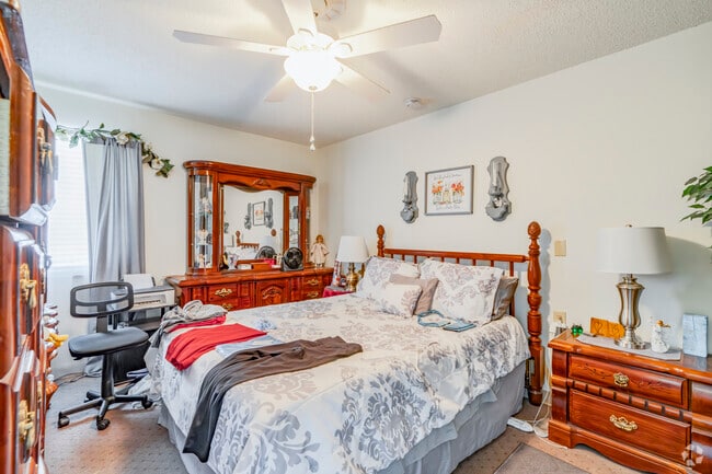 Unit Bedroom - Gatewood Village