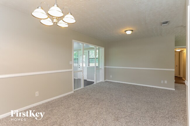 Photo - 2517 Columbine Dr N