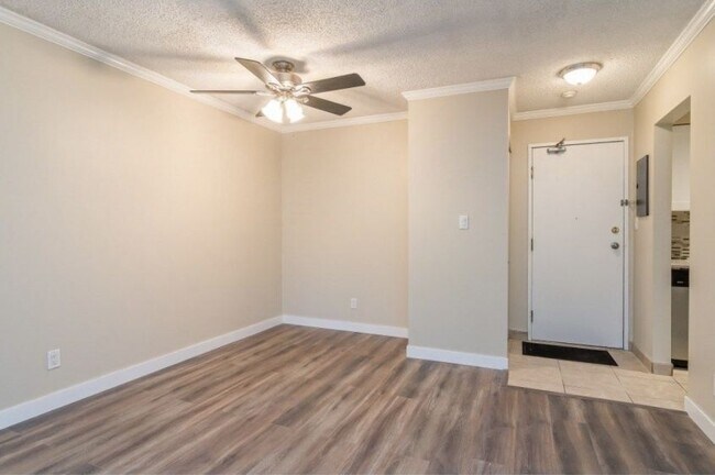 Photo - 10560-10154 154 St