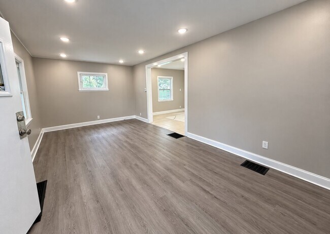 Photo - 445 W 25th St