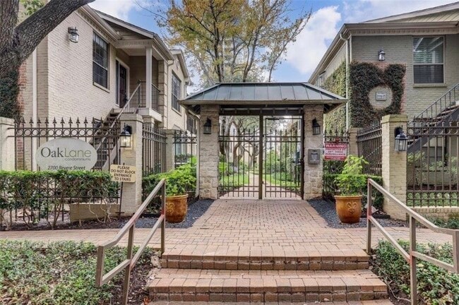 Building Photo - 2700 Revere St Unit 124