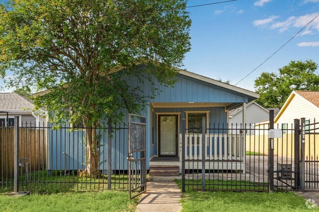 Building Photo - 1407 Fairbanks St Rental