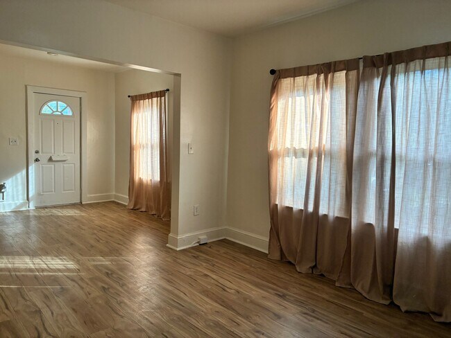 574 49th Pl NE Unit Upper