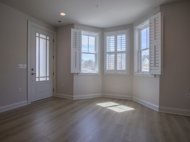 Photo - Walkable Short Pump Living with a Huge Private Deck