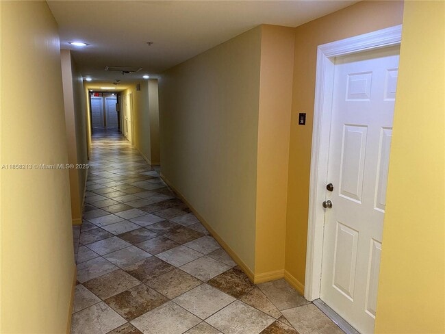 Building Photo - 2630 SW 28th St Unit 38 Rental