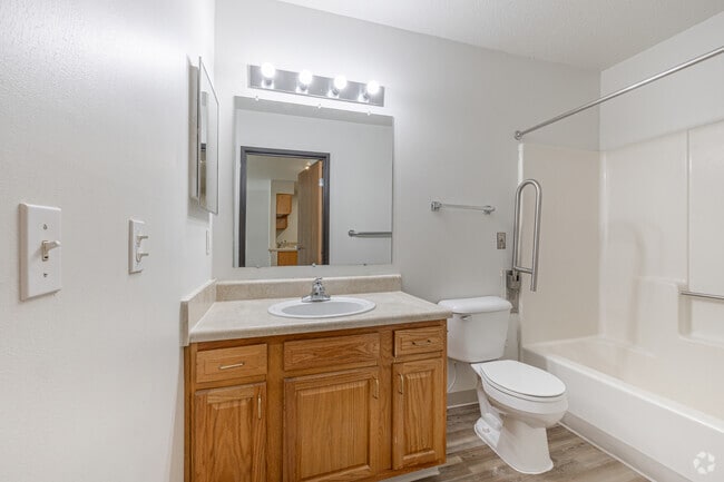 1BR, 1BA - 575SF - Bathroom