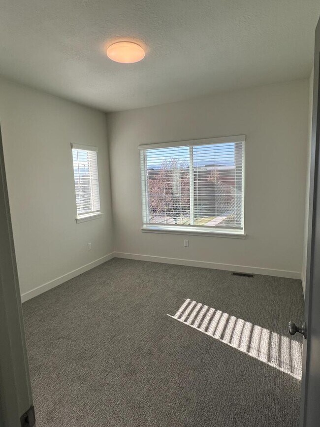 Photo - 636 E 12225 S