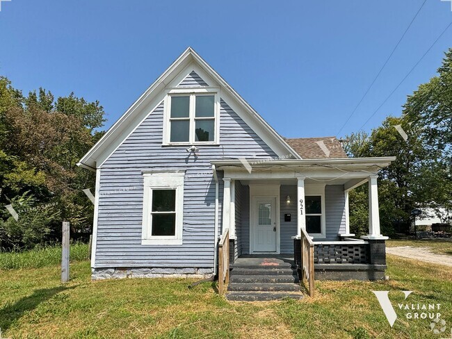 Building Photo - Cottage-Style Four-Bedroom One-Bath Home i...