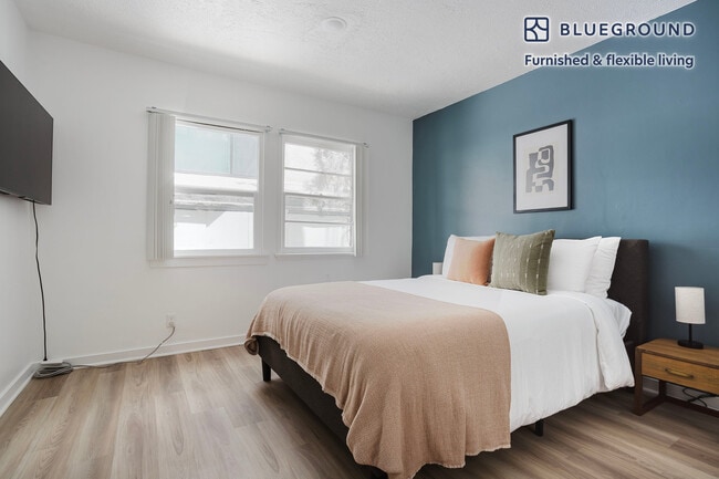 Building Photo - 944 Tiverton Ave Rental