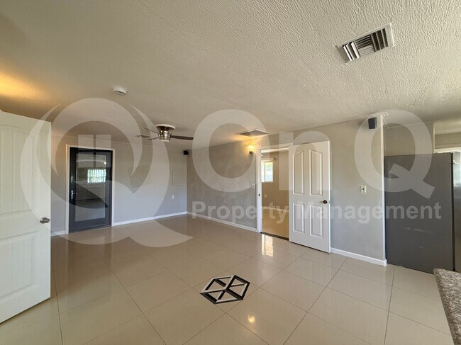 Photo - 3838 E Seneca St