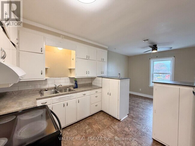 Photo - 26 Talbot St W