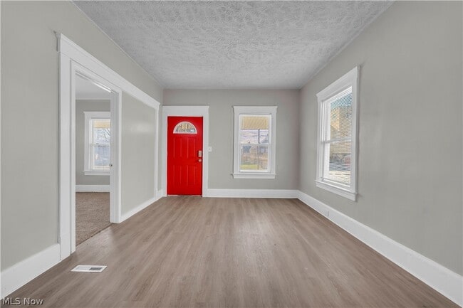 Photo - 9720 Denison Ave Unidad 1/DN